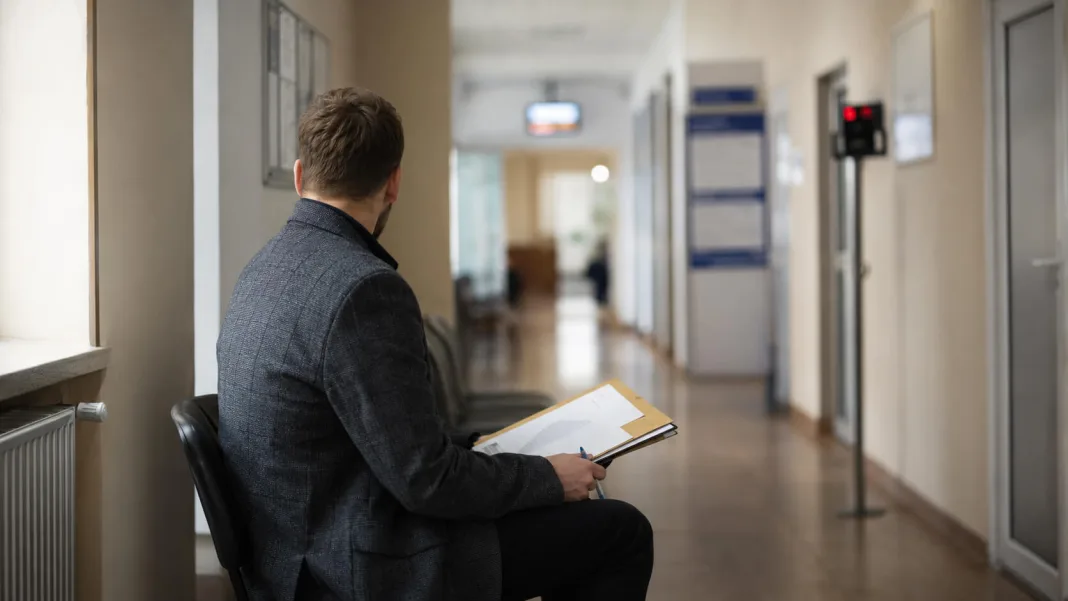 Oferty pracy w administracji. Jak zdać egzamin przed komisją i dostać etat?
