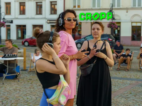 Cisza w centrum, a w słuchawkach ogień. Upał nie zepsuł startu wakacji w Skierniewicach