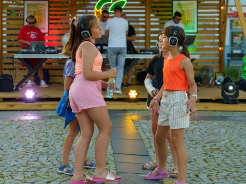 Cisza w centrum, a w słuchawkach ogień. Upał nie zepsuł startu wakacji w Skierniewicach