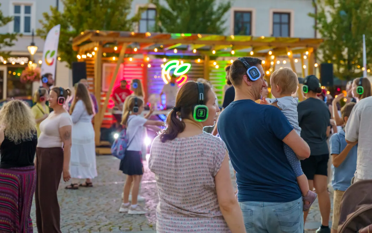 Cisza w centrum, a w słuchawkach ogień. Upał nie zepsuł startu wakacji w Skierniewicach