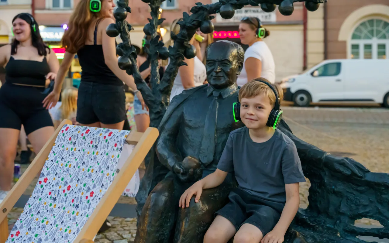 Cisza w centrum, a w słuchawkach ogień. Upał nie zepsuł startu wakacji w Skierniewicach — zdjęcie 36 z 49