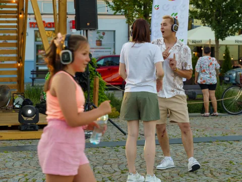 Cisza w centrum, a w słuchawkach ogień. Upał nie zepsuł startu wakacji w Skierniewicach