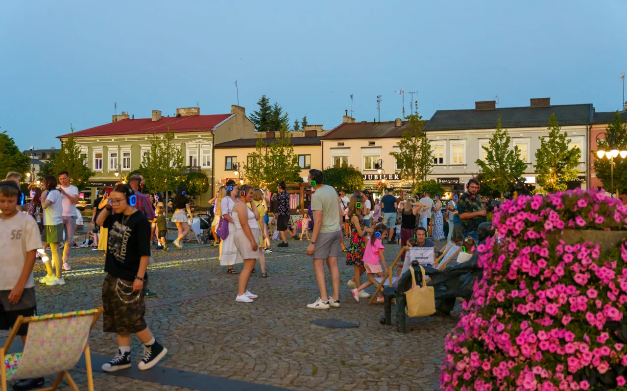 Cisza w centrum, a w słuchawkach ogień. Upał nie zepsuł startu wakacji w Skierniewicach — zdjęcie 42 z 49