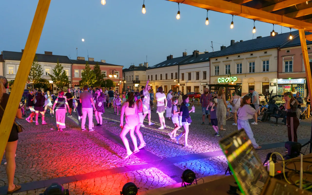 Cisza w centrum, a w słuchawkach ogień. Upał nie zepsuł startu wakacji w Skierniewicach — zdjęcie 45 z 49