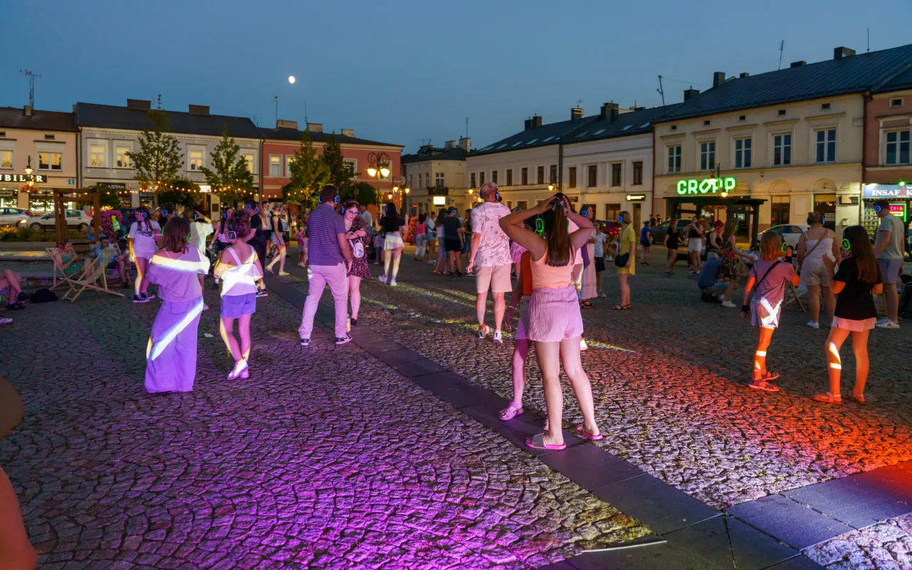 Cisza w centrum, a w słuchawkach ogień. Upał nie zepsuł startu wakacji w Skierniewicach — zdjęcie 48 z 49