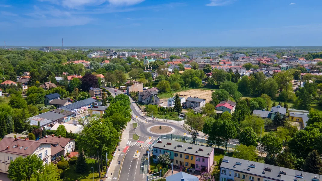 Panorama Skierniewic z lotu ptaka z zabudową, drogami i terenami zielonymi