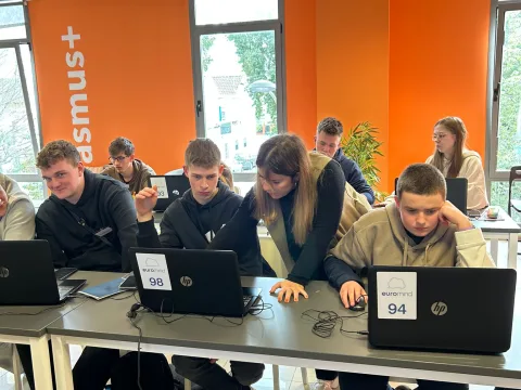 „Nie było lania wody, wsiedliśmy do koparek”. Uczniowie skierniewickiej budowlanki o zderzeniu z rynkiem pracy w Europie