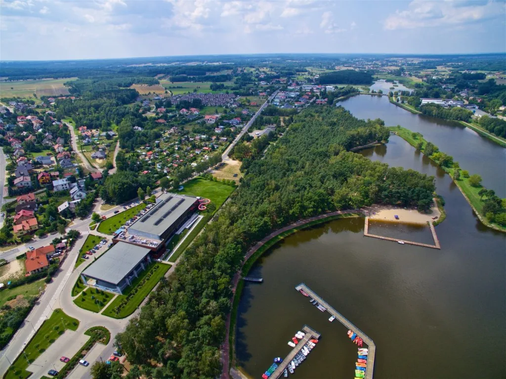 Zalew Tatar w Rawie Mazowieckiej z lotu ptaka z plażą, wodą i terenem rekreacyjnym Gdzie nad wodę Skierniewice