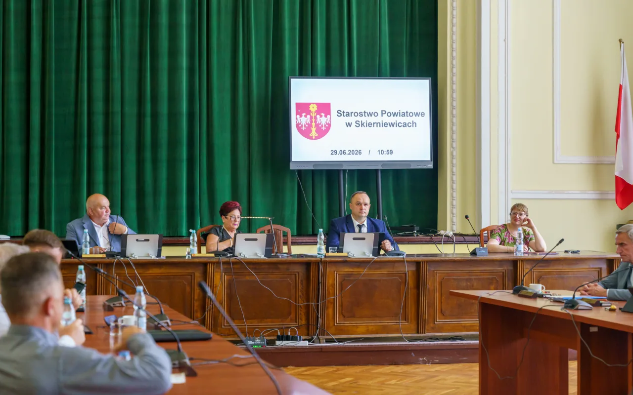 Zarząd powiatu skierniewickiego z absolutorium. Radni dali zielone światło na kolejne miliony na drogi