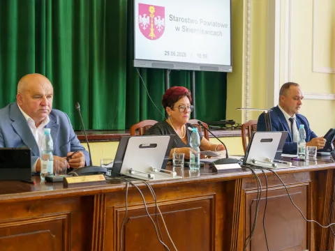 Zarząd powiatu skierniewickiego z absolutorium. Radni dali zielone światło na kolejne miliony na drogi