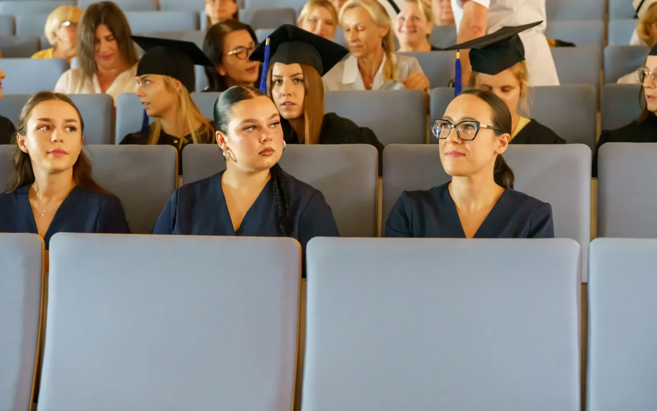 Symboliczne wejście do zawodu. Za studentami ANS w Skierniewicach uroczyste czepkowanie — zdjęcie 1 z 101