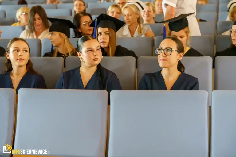 Symboliczne Wejście Do Zawodu. Za Studentami Ans W Skierniewicach Uroczyste Czepkowanie 01