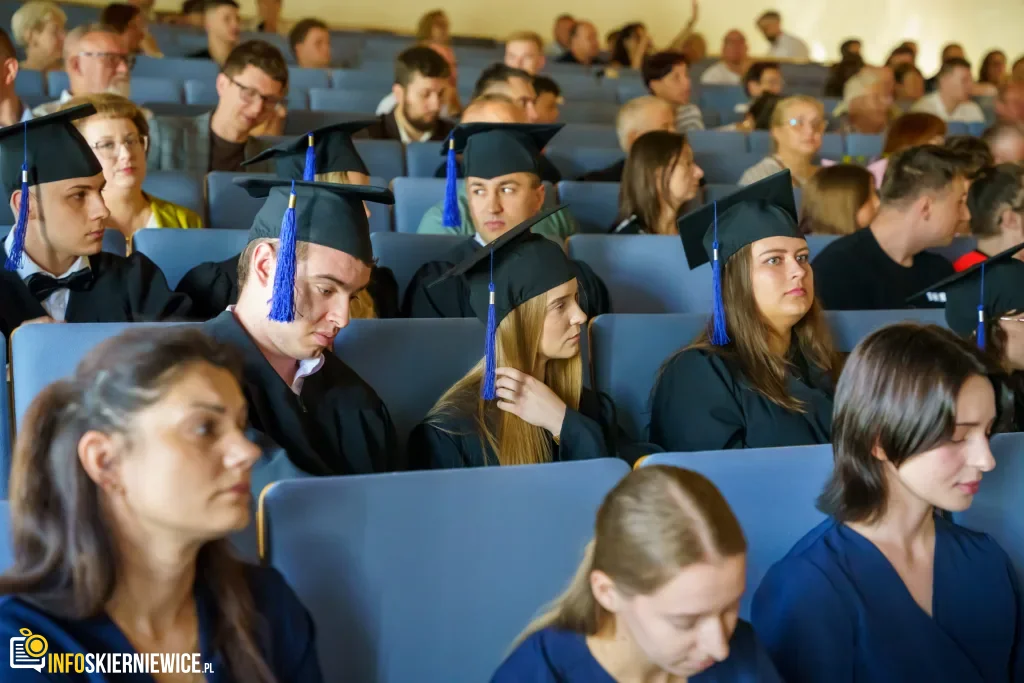 Symboliczne Wejście Do Zawodu. Za Studentami Ans W Skierniewicach Uroczyste Czepkowanie 10