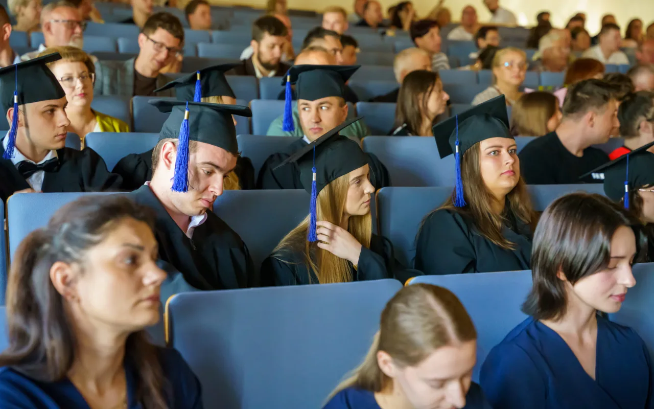 Symboliczne wejście do zawodu. Za studentami ANS w Skierniewicach uroczyste czepkowanie — zdjęcie 10 z 101