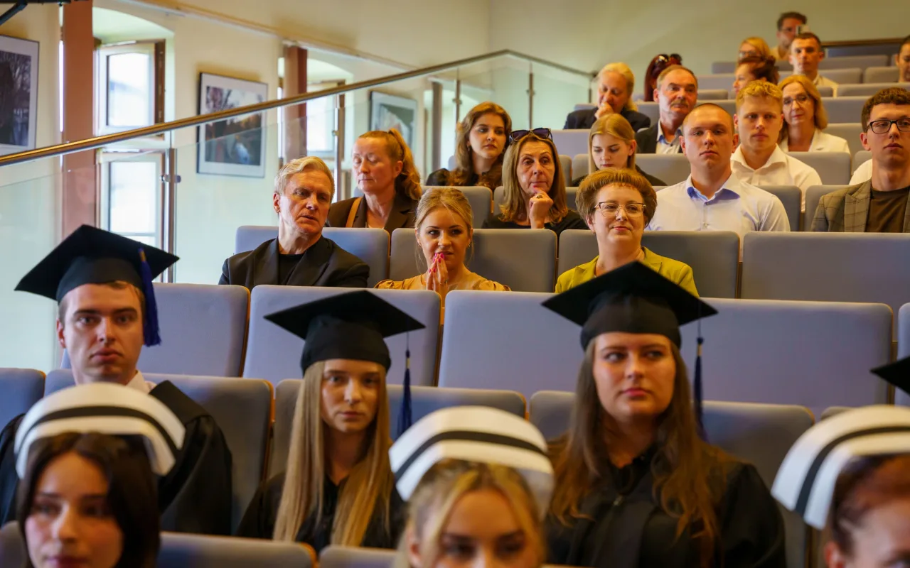 Symboliczne wejście do zawodu. Za studentami ANS w Skierniewicach uroczyste czepkowanie — zdjęcie 100 z 101