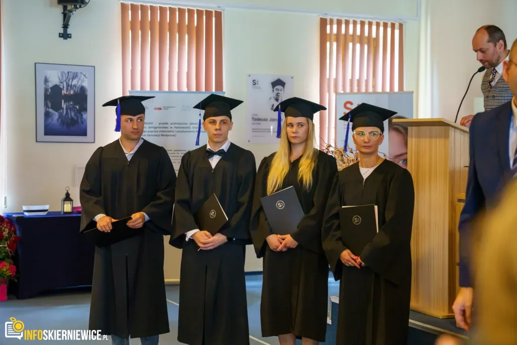 Symboliczne Wejście Do Zawodu. Za Studentami Ans W Skierniewicach Uroczyste Czepkowanie 101