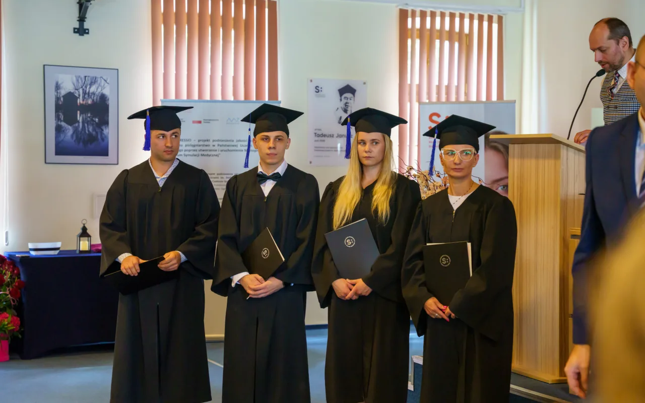 Symboliczne wejście do zawodu. Za studentami ANS w Skierniewicach uroczyste czepkowanie — zdjęcie 101 z 101