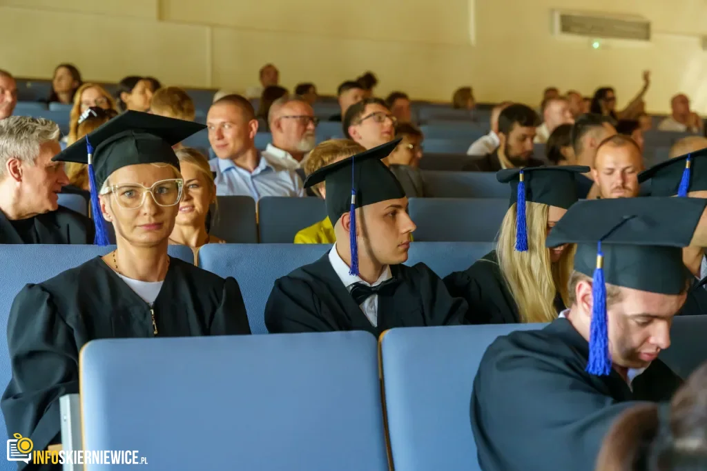 Symboliczne Wejście Do Zawodu. Za Studentami Ans W Skierniewicach Uroczyste Czepkowanie 11