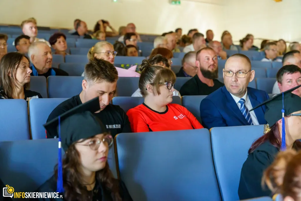 Symboliczne Wejście Do Zawodu. Za Studentami Ans W Skierniewicach Uroczyste Czepkowanie 12