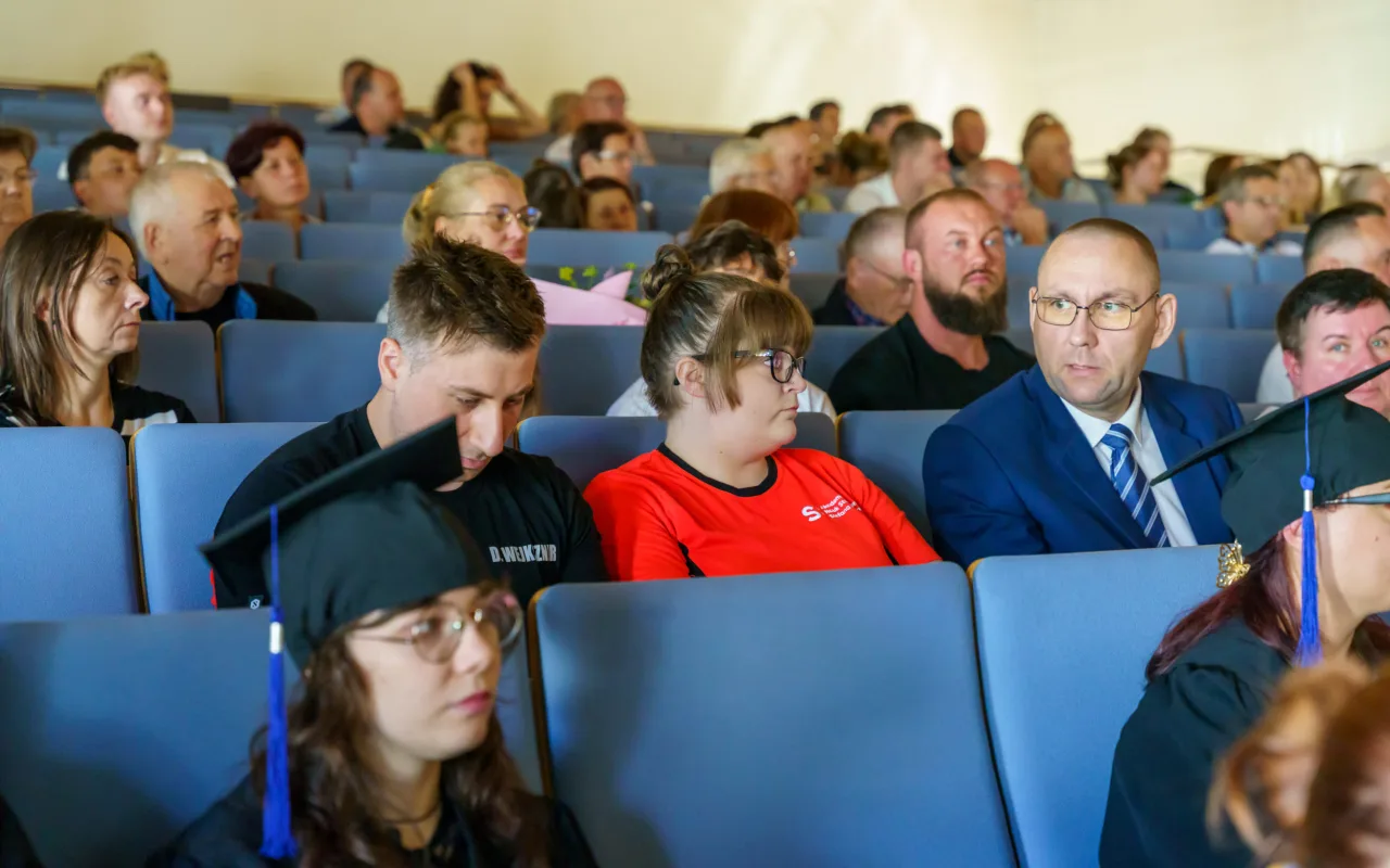 Symboliczne wejście do zawodu. Za studentami ANS w Skierniewicach uroczyste czepkowanie — zdjęcie 12 z 101