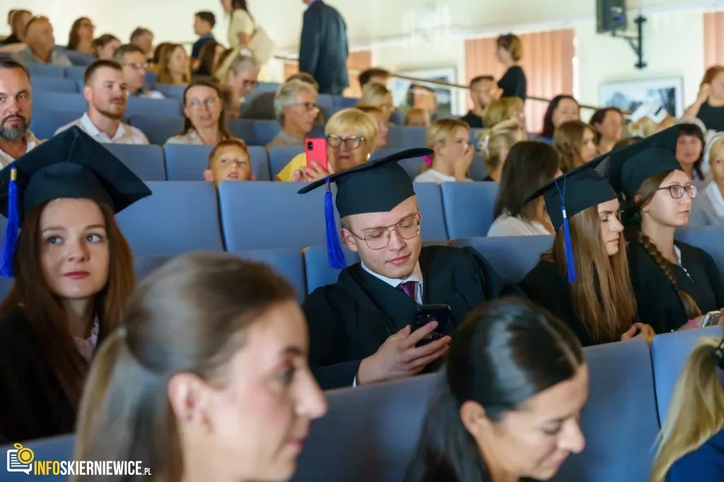 Symboliczne Wejście Do Zawodu. Za Studentami Ans W Skierniewicach Uroczyste Czepkowanie 13