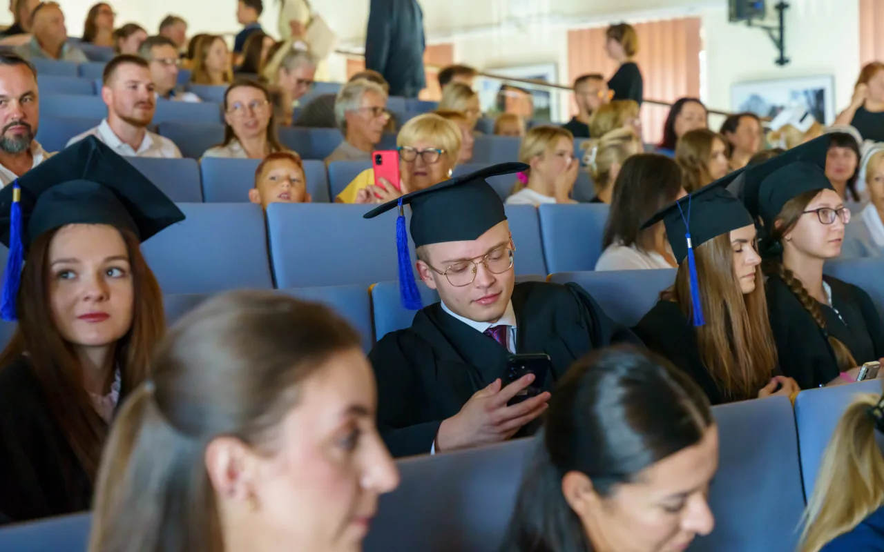 Symboliczne wejście do zawodu. Za studentami ANS w Skierniewicach uroczyste czepkowanie — zdjęcie 13 z 101