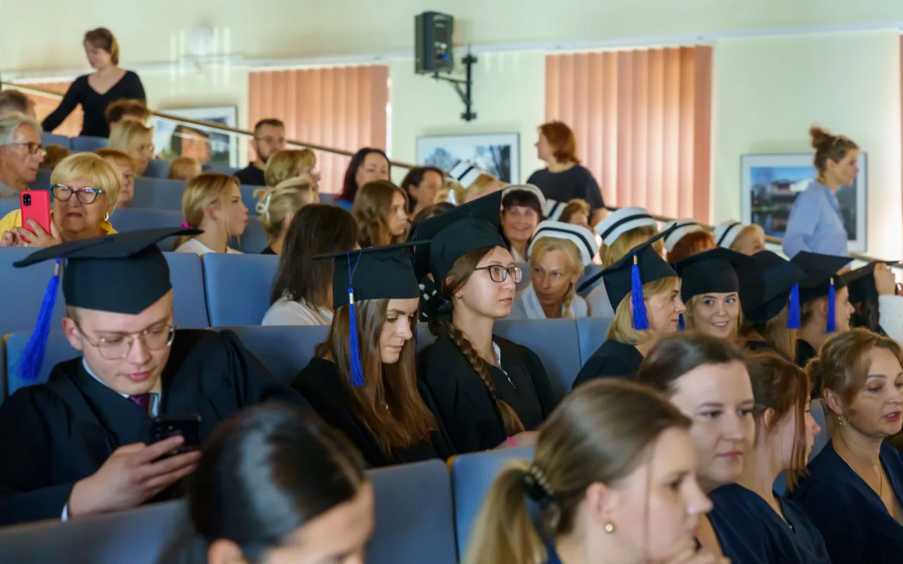 Symboliczne wejście do zawodu. Za studentami ANS w Skierniewicach uroczyste czepkowanie — zdjęcie 14 z 101