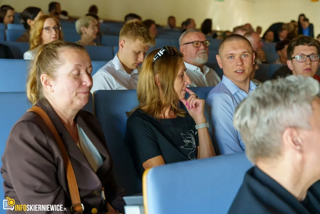Symboliczne Wejście Do Zawodu. Za Studentami Ans W Skierniewicach Uroczyste Czepkowanie 15