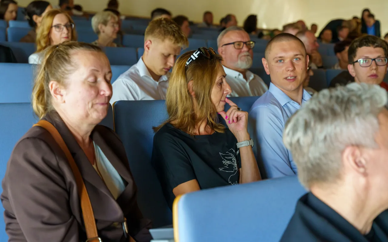 Symboliczne wejście do zawodu. Za studentami ANS w Skierniewicach uroczyste czepkowanie — zdjęcie 15 z 101