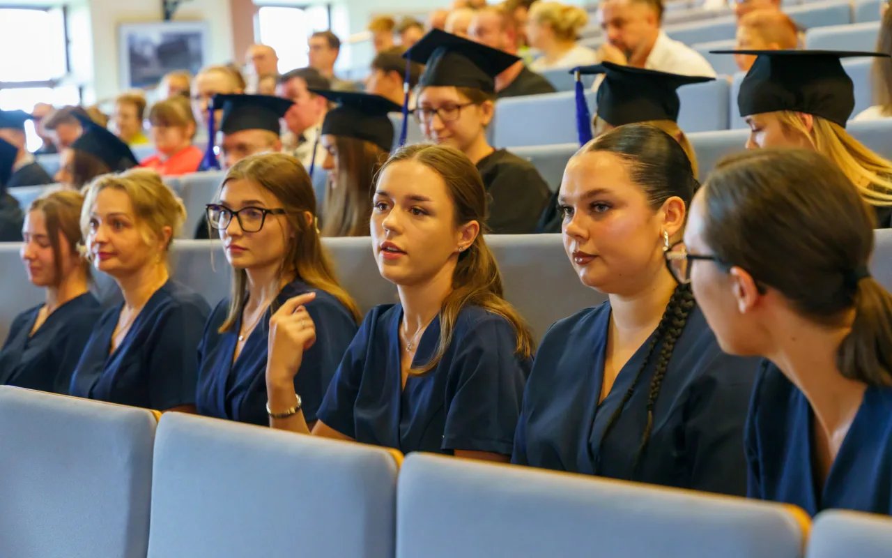 Symboliczne wejście do zawodu. Za studentami ANS w Skierniewicach uroczyste czepkowanie — zdjęcie 19 z 101