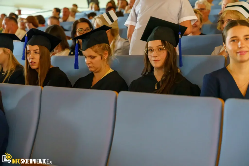 Symboliczne Wejście Do Zawodu. Za Studentami Ans W Skierniewicach Uroczyste Czepkowanie 02