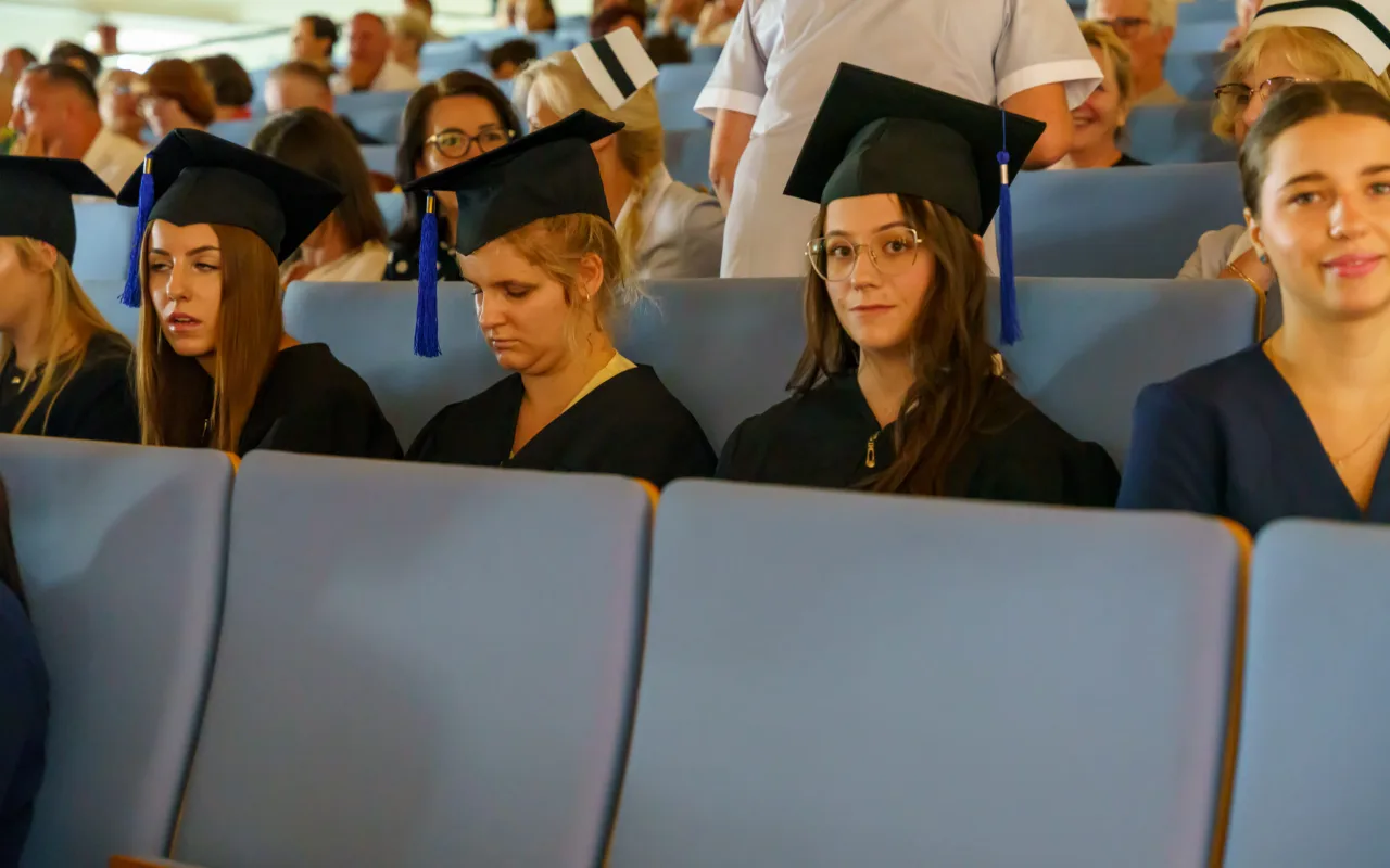 Symboliczne wejście do zawodu. Za studentami ANS w Skierniewicach uroczyste czepkowanie — zdjęcie 2 z 101