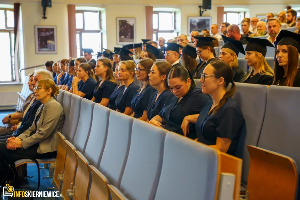Symboliczne Wejście Do Zawodu. Za Studentami Ans W Skierniewicach Uroczyste Czepkowanie 22
