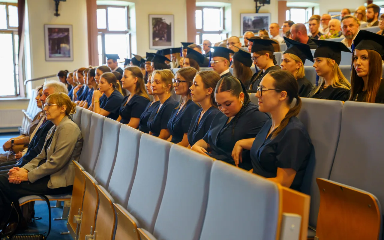 Symboliczne wejście do zawodu. Za studentami ANS w Skierniewicach uroczyste czepkowanie — zdjęcie 22 z 101