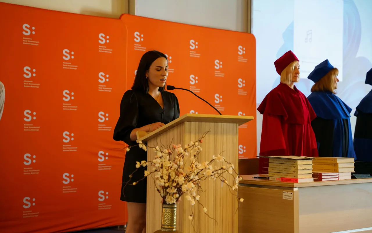 Symboliczne wejście do zawodu. Za studentami ANS w Skierniewicach uroczyste czepkowanie — zdjęcie 23 z 101