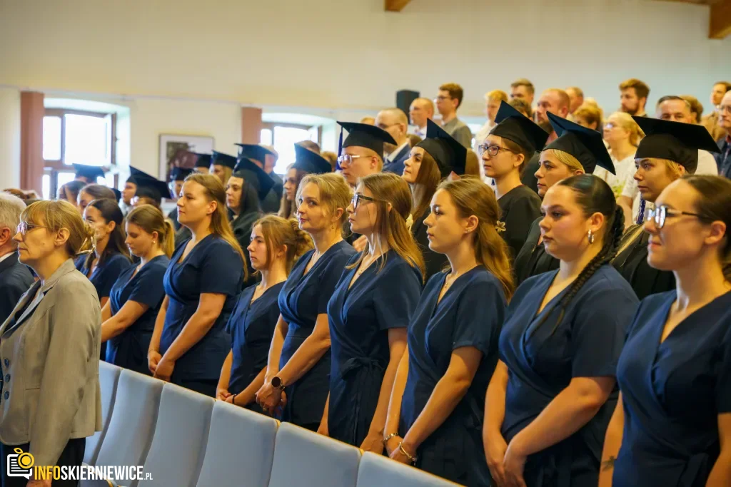 Symboliczne Wejście Do Zawodu. Za Studentami Ans W Skierniewicach Uroczyste Czepkowanie 25
