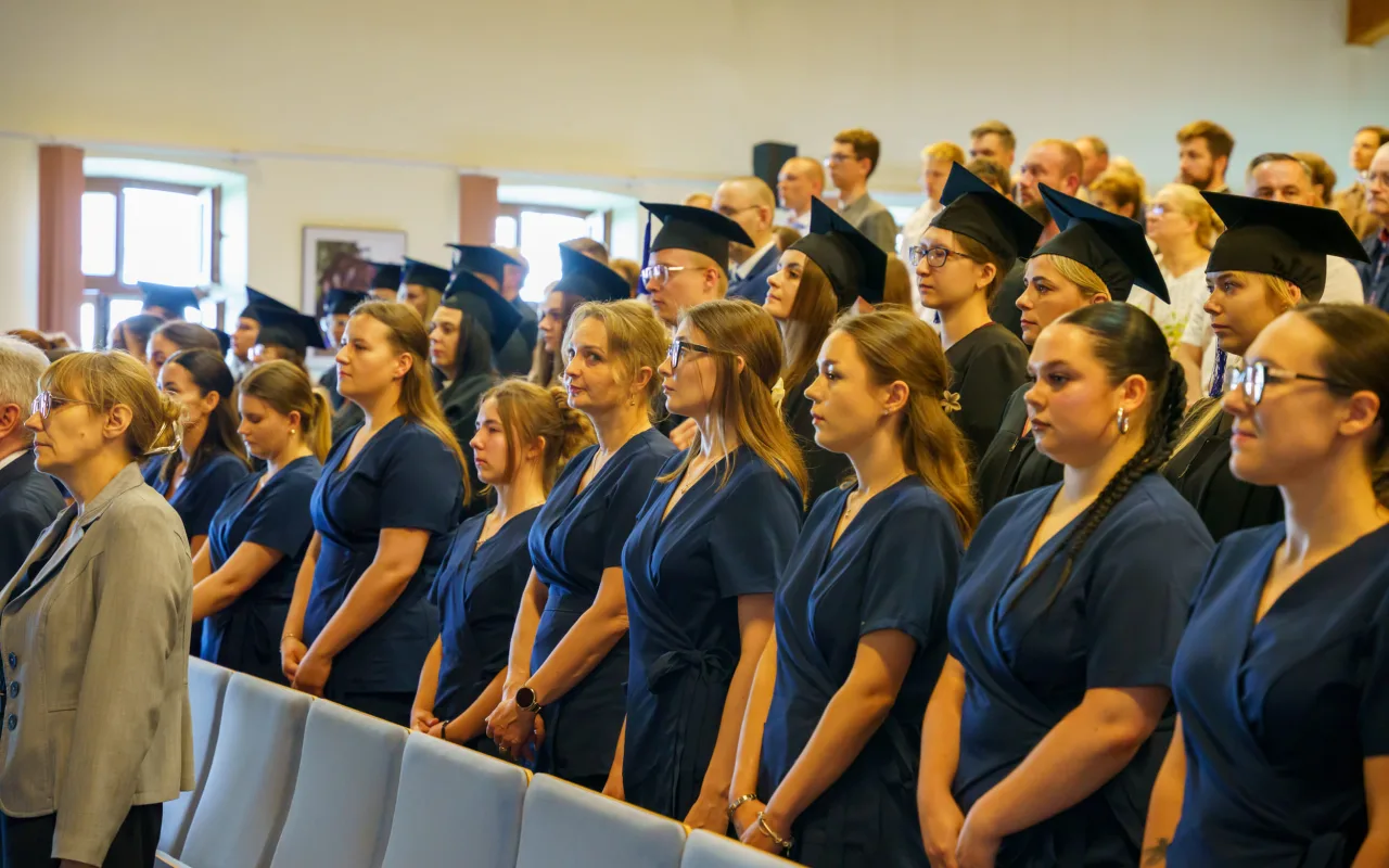 Symboliczne wejście do zawodu. Za studentami ANS w Skierniewicach uroczyste czepkowanie — zdjęcie 25 z 101