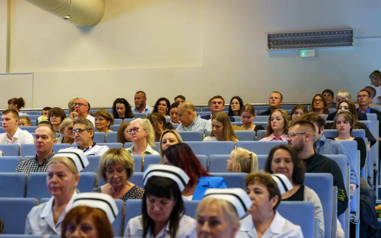 Symboliczne wejście do zawodu. Za studentami ANS w Skierniewicach uroczyste czepkowanie — zdjęcie 26 z 101