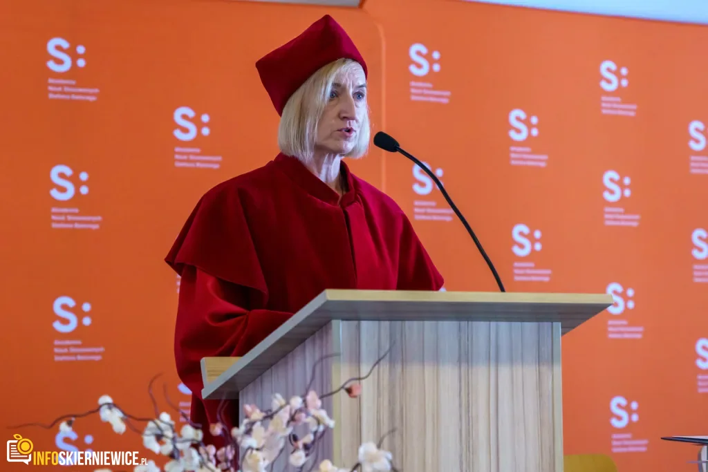 Symboliczne Wejście Do Zawodu. Za Studentami Ans W Skierniewicach Uroczyste Czepkowanie 27
