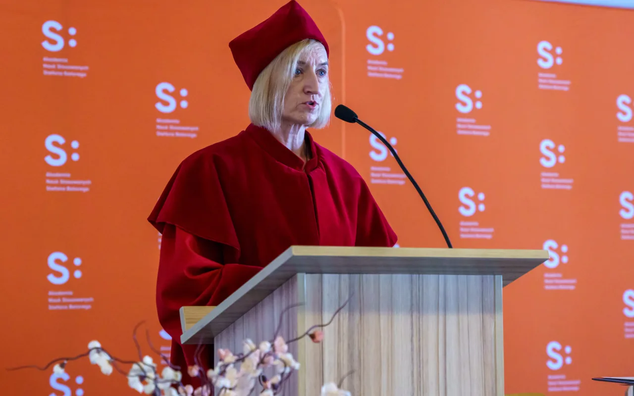 Symboliczne wejście do zawodu. Za studentami ANS w Skierniewicach uroczyste czepkowanie — zdjęcie 27 z 101