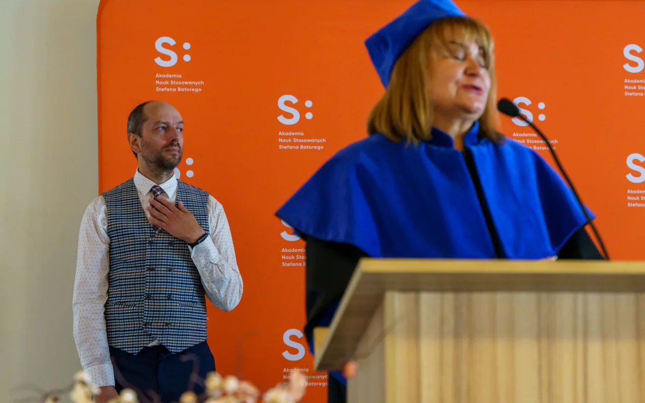Symboliczne wejście do zawodu. Za studentami ANS w Skierniewicach uroczyste czepkowanie — zdjęcie 28 z 101