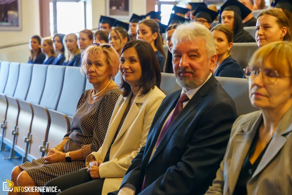 Symboliczne Wejście Do Zawodu. Za Studentami Ans W Skierniewicach Uroczyste Czepkowanie 29