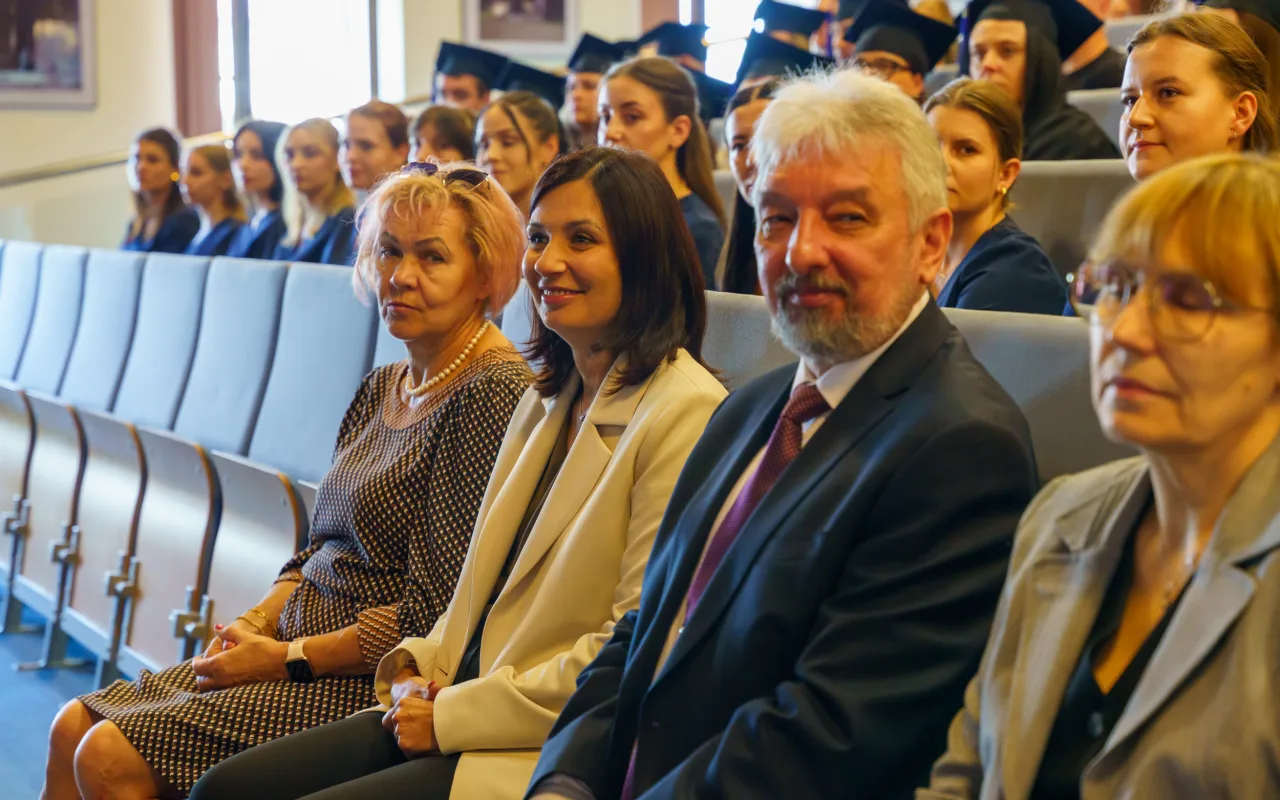 Symboliczne wejście do zawodu. Za studentami ANS w Skierniewicach uroczyste czepkowanie — zdjęcie 29 z 101