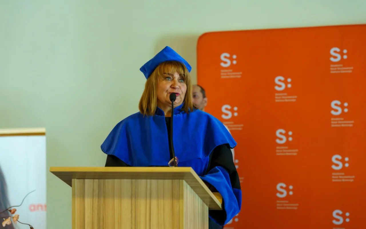 Symboliczne wejście do zawodu. Za studentami ANS w Skierniewicach uroczyste czepkowanie — zdjęcie 30 z 101