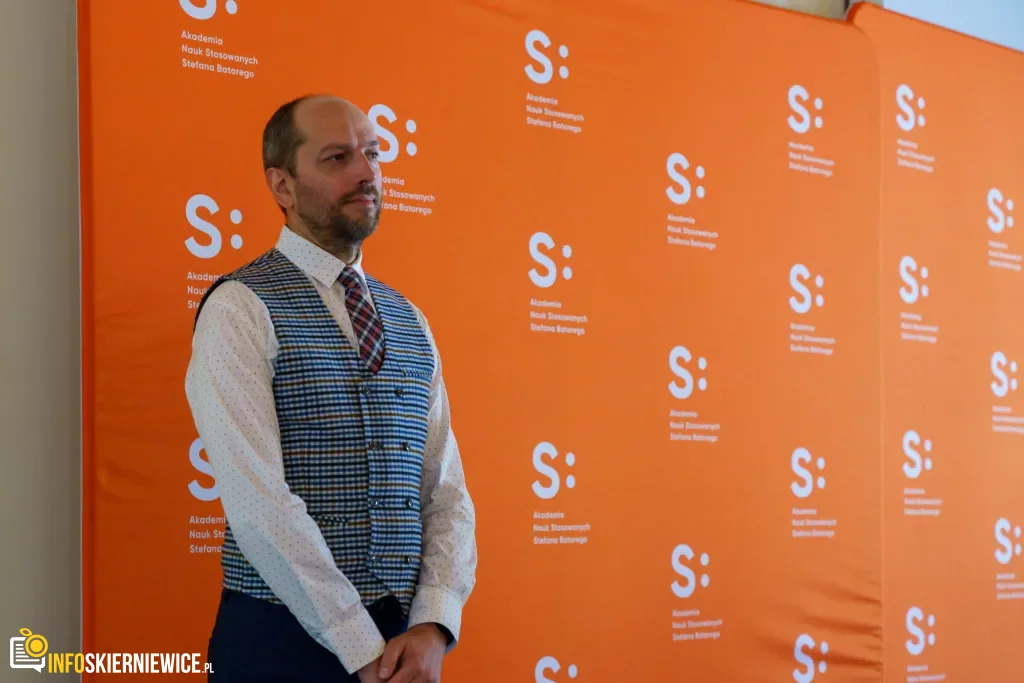 Symboliczne Wejście Do Zawodu. Za Studentami Ans W Skierniewicach Uroczyste Czepkowanie 33