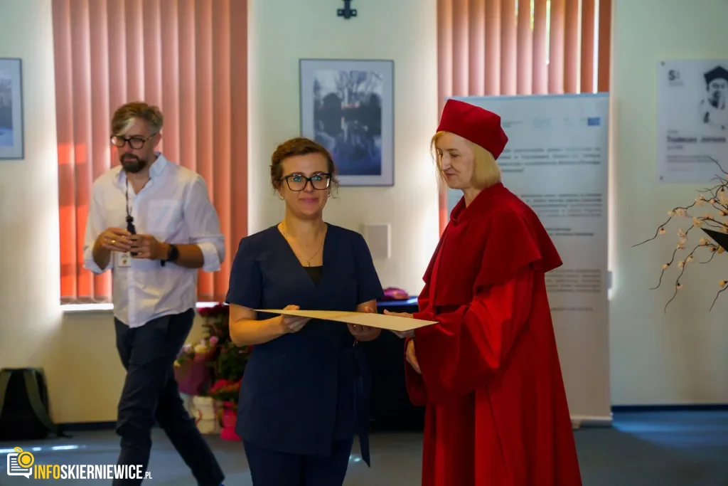 Symboliczne Wejście Do Zawodu. Za Studentami Ans W Skierniewicach Uroczyste Czepkowanie 35