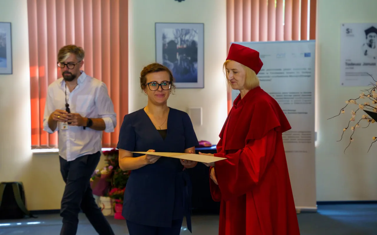 Symboliczne wejście do zawodu. Za studentami ANS w Skierniewicach uroczyste czepkowanie — zdjęcie 35 z 101