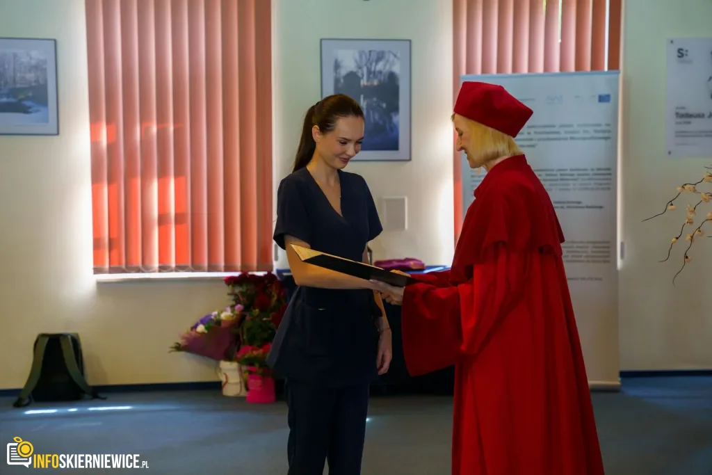 Symboliczne Wejście Do Zawodu. Za Studentami Ans W Skierniewicach Uroczyste Czepkowanie 36