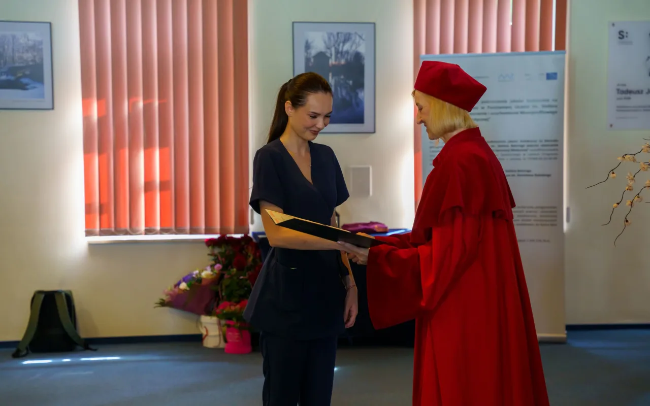 Symboliczne wejście do zawodu. Za studentami ANS w Skierniewicach uroczyste czepkowanie — zdjęcie 36 z 101