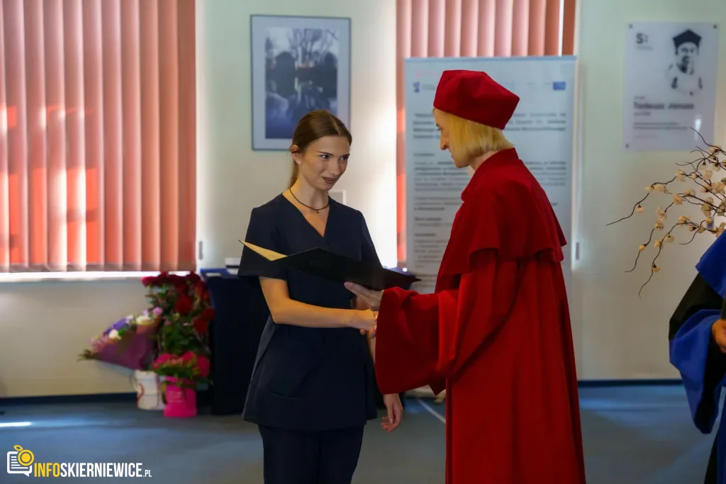 Symboliczne Wejście Do Zawodu. Za Studentami Ans W Skierniewicach Uroczyste Czepkowanie 37